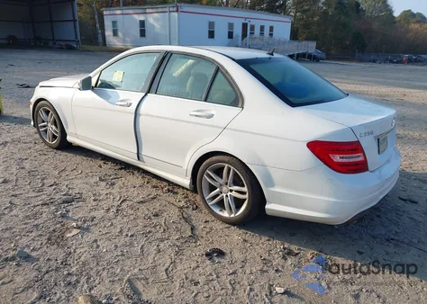 2013 Mercedes-Benz C 250 from USA, damaged, VIN WDDGF4HB3DR288209